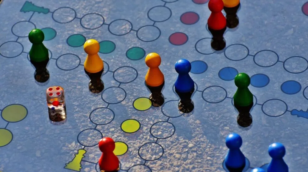 El sincrodestino: la posibilidad de que los milagros ocurran 1 sincrodestino, blue and yellow board game