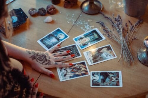 El tarot cards on table