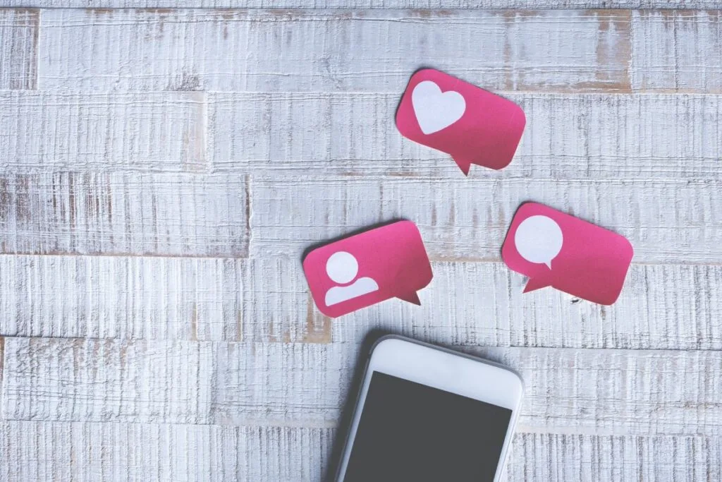 Alertan sobre el "fentanilo social" 2 white smartphone, fentanilo social, fomo
