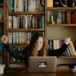 la educación en el hogar, woman in black long sleeve shirt sitting in front of silver macbook