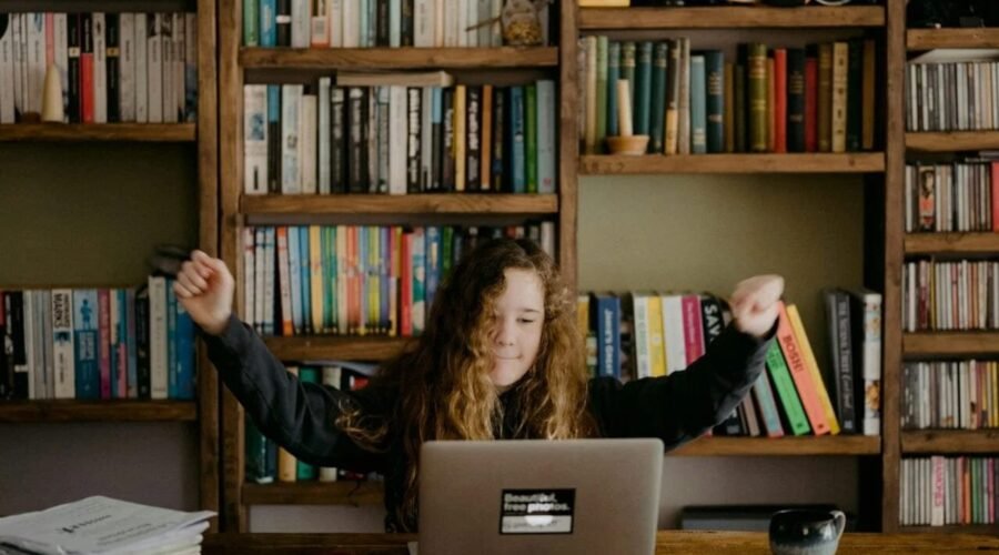 la educación en el hogar, woman in black long sleeve shirt sitting in front of silver macbook