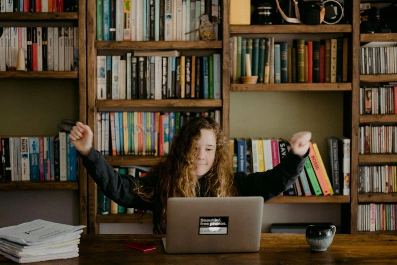 la educación en el hogar, woman in black long sleeve shirt sitting in front of silver macbook