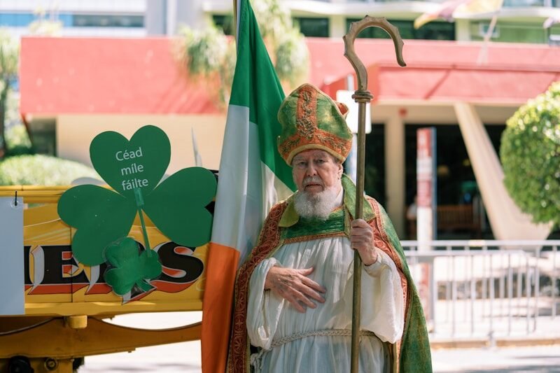 Man dressed as saint patrick with irish flag, san patricio, san patricio 2026, st patrick's day