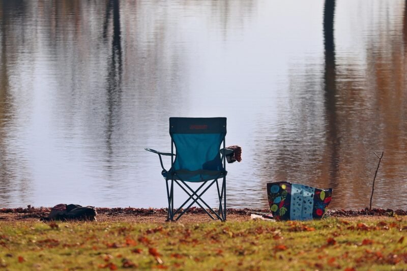 chair, fishing chair, nature, camping chair, lake, fishing, water surface, riverbank, empty, teoría de la silla, silla, vínculos