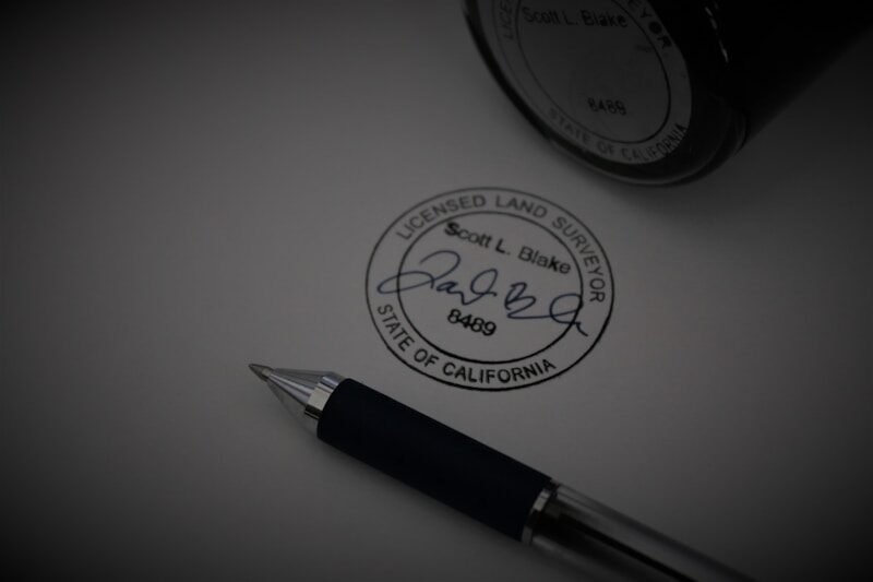 técnica o disciplina, marca registrada, derecho de autor, a pen sitting on top of a piece of paper