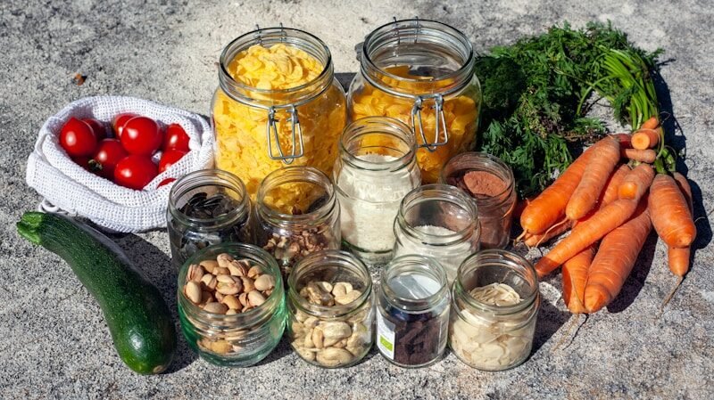 Los alimentos favoritos para tu mente y salud cerebral 1 salud cerebral , alimentos, cerebro, clear glass jars with green leaves