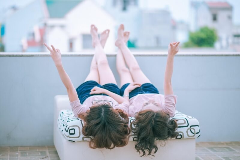 Anam Cara: La amistad espiritual 1 anamcara, women, best friends, anam cara, dia del amigo, amistad,relationship, v sign, hand gesture, happy, couple, twins, siblings, lesbian, homosexual, young, love, together, girlfriend, girls, partner, friendship, lifestyle, leisure