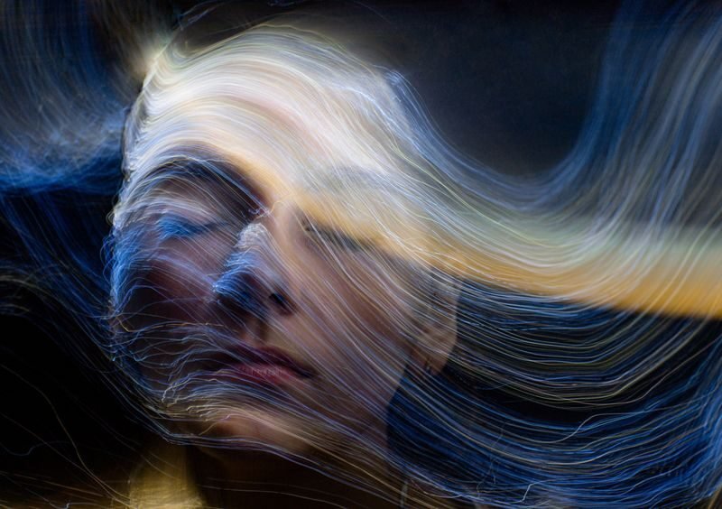 niebla mental,Surreal portrait of a woman with light trails, creative motion blur effects.